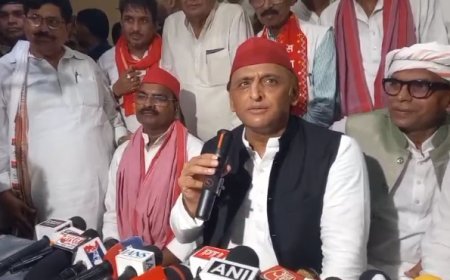 बलिया में गरजे अखिलेश यादव: अमेरिका के दूध और गोबर से ऊर्जा पर कसा तंज, भाजपा सरकार पर बोला तीखा हमला