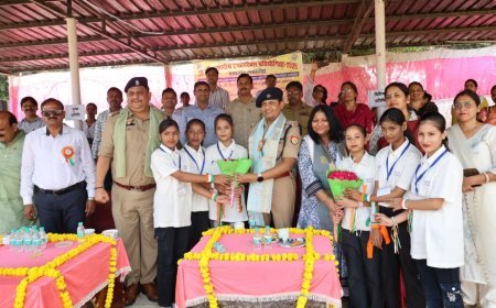 हाथरस में जनपदीय एथलेटिक्स प्रतियोगिता संपन्न: एसपी चिरंजीव नाथ सिन्हा ने विजेता खिलाड़ियों को किया सम्मानित