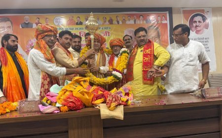 हाथरस पहुंचे भाजपा किसान मोर्चा ब्रज क्षेत्र अध्यक्ष पूर्णेश मिश्रा, कार्यकर्ताओं ने किया जोरदार स्वागत