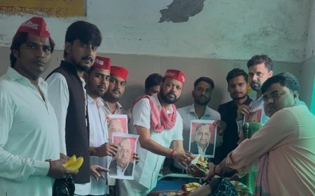 HardoiNews: मुलायम सिंह यादव की पुण्यतिथि पर हरदोई जिला अस्पताल में सेवा कार्यक्रम, मरीजों को बांटे फल-दूध