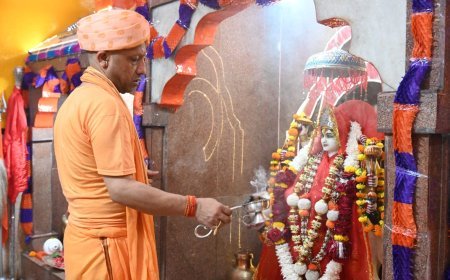 गोरक्षपीठ में वैदिक मंत्रोच्चार और कलश स्थापना के साथ शारदीय नवरात्र का शुभारंभ