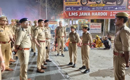 हरदोई में शारदीय नवरात्र पर पुलिस का फ्लैग मार्च, बाजारों और भीड़भाड़ वाले स्थानों में सुरक्षा का दिया भरोसा