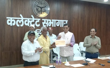 Ballia News: बलिया में आपदा प्रभावित किसानों को राहत, डीएम ने 100 किसानों को वितरित किए प्रतीकात्मक चेक