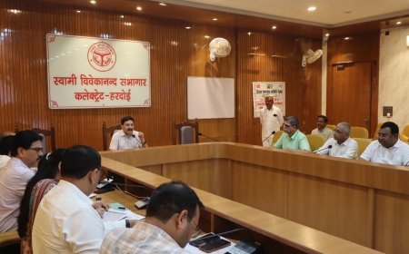 हरदोई: जिलाधिकारी राहुल पाण्डेय की अध्यक्षता में संचारी रोग नियंत्रण और दस्तक अभियान की बैठक संपन्न