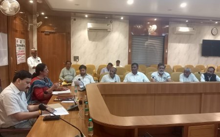 हरदोई: मतदाता सूची के विशेष पुनरीक्षण को लेकर राजनीतिक दलों और अधिकारियों के साथ हुई बैठक