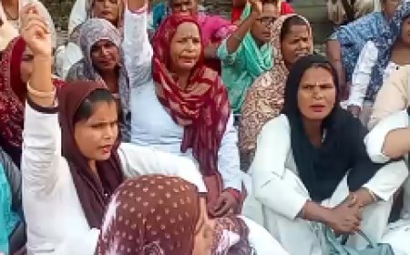 देवबंद में आशा कार्यकर्ताओं का प्रदर्शन: मानदेय 26 हजार करने की मांग को लेकर सीएचसी पर फूटा गुस्सा