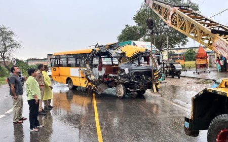 Hathras News: स्कूल बस और कंटेनर की भिड़ंत में चालक-परिचालक समेत दर्जनभर से अधिक घायल
