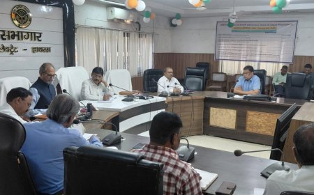 Hathras  News: पंचायतों के निर्माण कार्यों में लापरवाही पर होगी कार्रवाई: डीएम