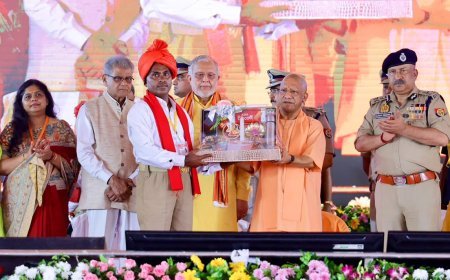 UP News: सीएम योगी की बड़ी सौगात: ग्राम प्रहरियों का मानदेय बढ़कर ₹3,500, 68 हजार परिवारों को मिलेगा ₹5 लाख तक कैशलेस इलाज