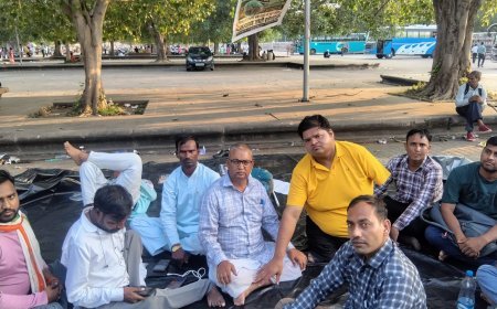 Lucknow News: लखनऊ में दिव्यांग शिक्षकों का सत्याग्रह, तबादला सूची जारी करने की मांग; दिव्यांग युवा शक्ति संगठन का समर्थन