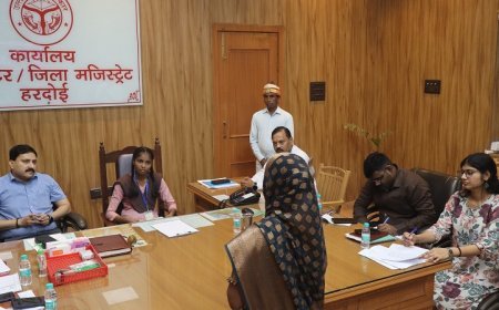 Hardoi News: मिशन शक्ति 6.0: हरदोई में ज्योति बनीं एक दिन की डीएम और वंशिका ने संभाली सीडीओ की प्रतीकात्मक जिम्मेदारी