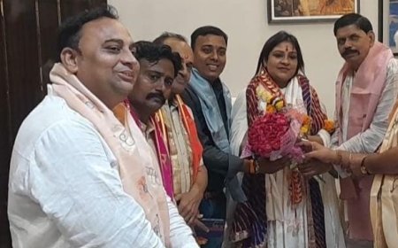 Hathras Nagar Palika: पालिका अध्यक्ष श्वेता चौधरी दिवाकर के अधिकार बहाल, व्यापारियों ने ढोल-नगाड़ों से किया स्वागत