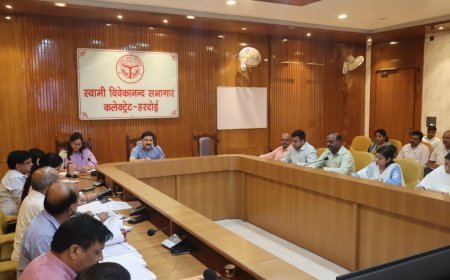 Hardoi News: हरदोई में विकास योजनाओं की डीएम राहुल पाण्डेय ने की समीक्षा, अधूरे पंचायत भवन जल्द पूरे करने के निर्देश