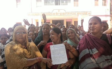 Hardoi News: हरपालपुर CHC पर आशा वर्करों का प्रदर्शन, मांगों को लेकर सौंपा ज्ञापन; 14 अक्टूबर से अनिश्चितकालीन कार्य बहिष्कार का ऐलान