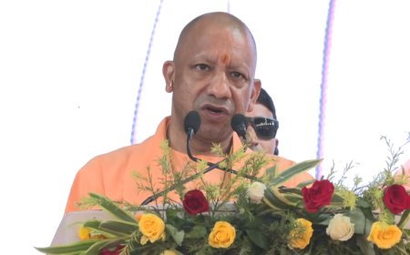 UP News: धन के निमित्त धर्म नहीं त्यागूंगा, छिड़ गया युद्ध तो बम-गोले भी दागूंगा: सीएम योगी