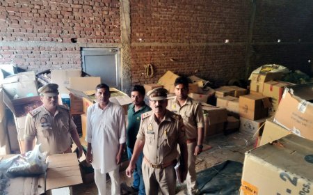 Hathras News: हाथरस में अवैध पटाखों के गोदाम पर पुलिस का छापा, 12 लाख की आतिशबाजी बरामद; दो गिरफ्तार