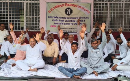 Hathras News: सिकंदराराऊ में भ्रष्टाचार के विरोध में अधिवक्ताओं का धरना तीसरे दिन भी जारी, न्यायालयों का बहिष्कार