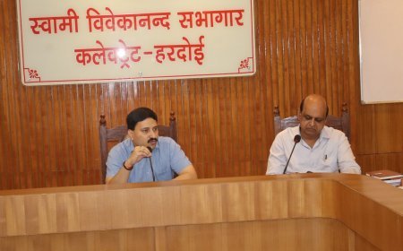 Hardoi  News: हरदोई में चुनाव 2027 की हलचल तेज! मतदाता सूची और बूथों के पुनर्गठन को लेकर डीएम राहुल पाण्डेय ने बुलाई बैठक