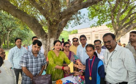 Hardoi News: संडीला में परिषदीय बच्चों ने खेल प्रतियोगिताओं में दिखाया दम, प्रियंका सिंह ने विजेताओं को किया सम्मानित