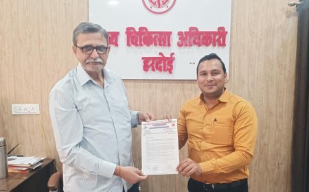 Hardoi News: NHM संविदा कर्मचारियों का धरना समाप्त, काम पर लौटे कर्मचारी; CMO को सौंपी सूचना