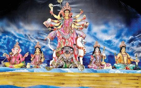 यूपी में दुर्गा पंडालों की सुरक्षा पर सीएम योगी के कड़े निर्देश, इमरजेंसी निकास और अग्नि सुरक्षा जांच अनिवार्य