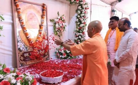 बस्ती पहुंचे मुख्यमंत्री योगी आदित्यनाथ, हरीश द्विवेदी की दिवंगत माता को दी श्रद्धांजलि