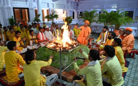 Gorakhnath Temple: गोरखनाथ मंदिर में सीएम योगी ने किया महानिशा पूजन, जगत कल्याण की प्रार्थना के साथ पूर्ण हुआ महाष्टमी अनुष्ठान