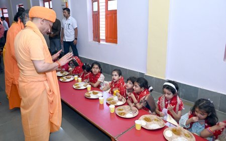 महानवमी पर सीएम योगी ने किया कन्या पूजन, बेटियों के पांव पखार मातृशक्ति की आराधना की