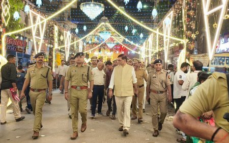 बलिया में त्योहारों पर सुरक्षा व्यवस्था सख्त, डीएम और एसपी ने फोर्स के साथ शहर में किया पैदल गश्त