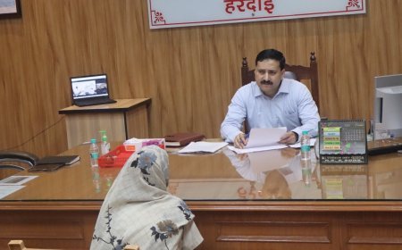 हरदोई में डीएम राहुल पाण्डेय ने सुनीं 112 जनशिकायतें, तय समय में गुणवत्तापूर्ण समाधान के निर्देश