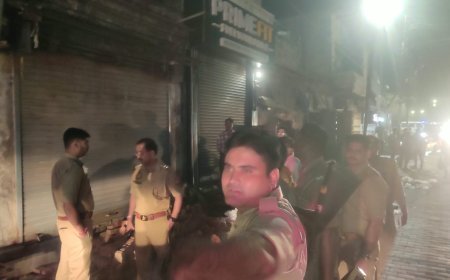 हाथरस के कमला बाजार में दीवार काटकर दुकान से लाखों की चोरी, पांच नामजद