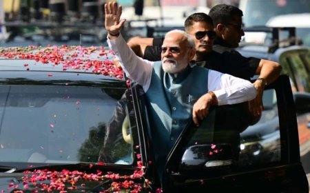 काशी में पीएम मोदी का भव्य स्वागत: कार से बाहर आकर स्वीकारा अभिवादन, 12 स्थानों पर हुए सांस्कृतिक कार्यक्रम