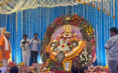 Hardoi News: संडीला में गूंजे बाबा श्याम के जयकारे! भजन संध्या में उमड़ा श्रद्धा का सैलाब, भजनों और मनमोहक झांकियों ने मोहा मन