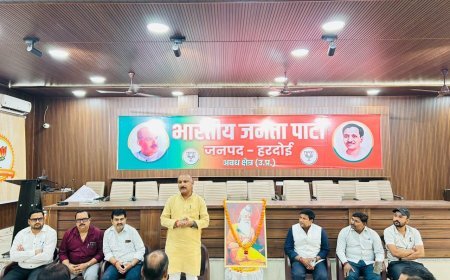 Hardoi News: हरदोई भाजपा कार्यालय में मनी महर्षि वाल्मीकि जयंती, अजीत सिंह बब्बन बोले—रामायण के आदर्श आज भी समाज के पथप्रदर्शक