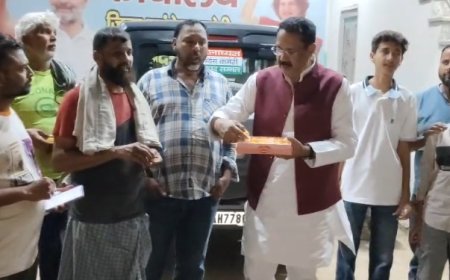 राहुल गांधी के समर्थन में सम्भल कांग्रेस कार्यालय में बंटी मिठाई, आरिफ तुर्की बोले- सत्य की जीत हुई