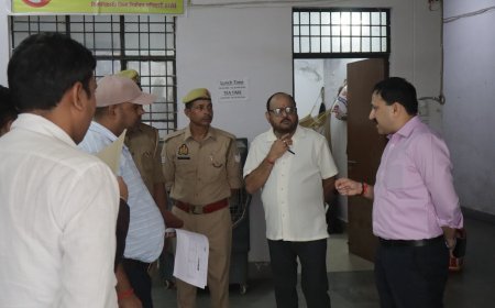 Hardoi News: DM राहुल पाण्डेय ने किया EVM-VVPAT वेयरहाउस का निरीक्षण, सुरक्षा व्यवस्था सख्त रखने के निर्देश