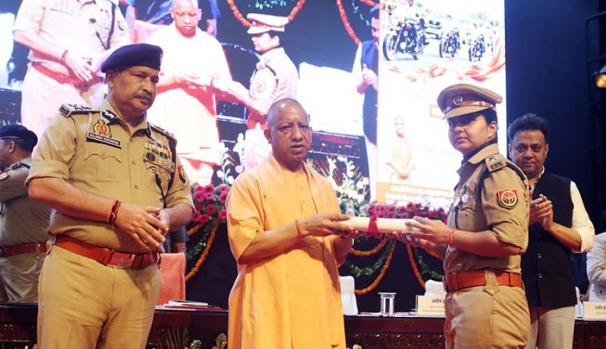 UP News: सीएम योगी ने अदम्य साहस और कर्तव्यनिष्ठा के लिए पुलिसकर्मियों को किया सम्मानित, वीरता पदक से नवाजा