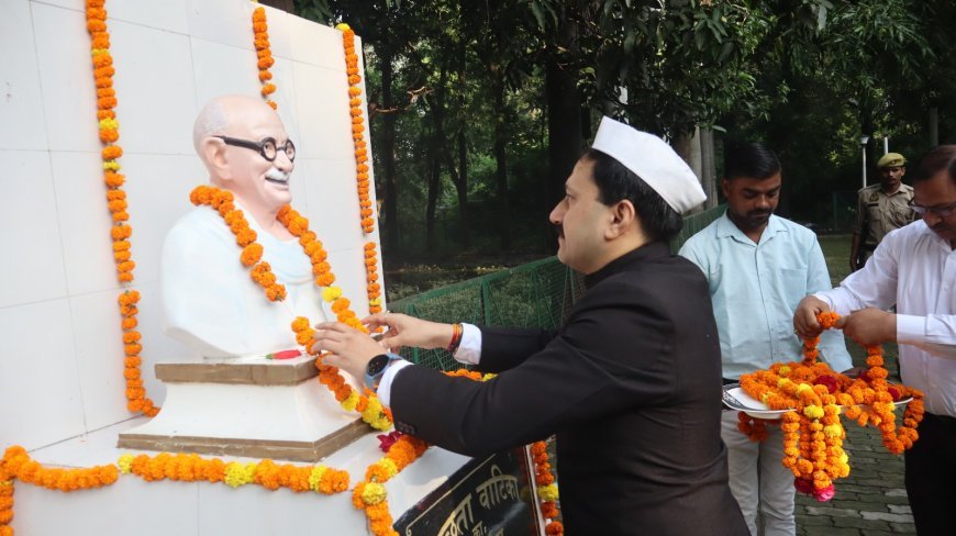 Hardoi News: हरदोई में भव्यता से मनाई गई गांधी जयंती, डीएम राहुल पाण्डेय ने किया ध्वजारोहण; ई-रिक्शा रैली से दिया स्वच्छता व सड़क सुरक्षा का संदेश