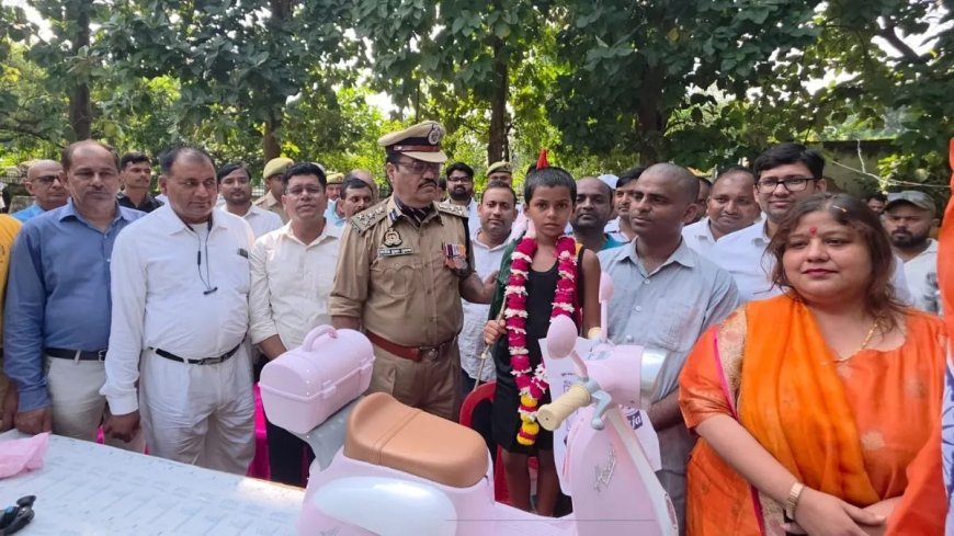 Gonda News: हाथ में तिरंगा थामे 7 साल की अनामिका मिश्रा ने 30 किमी दौड़कर रचा इतिहास, रास्तों में हुई फूलों की बारिश