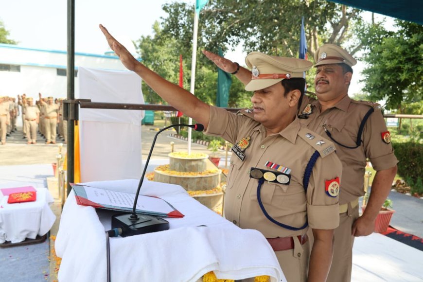 हाथरस पुलिस लाइन में गांधी और शास्त्री जयंती पर कार्यक्रम, पुलिसकर्मियों को दिलाई गई राष्ट्रीय एकता की शपथ