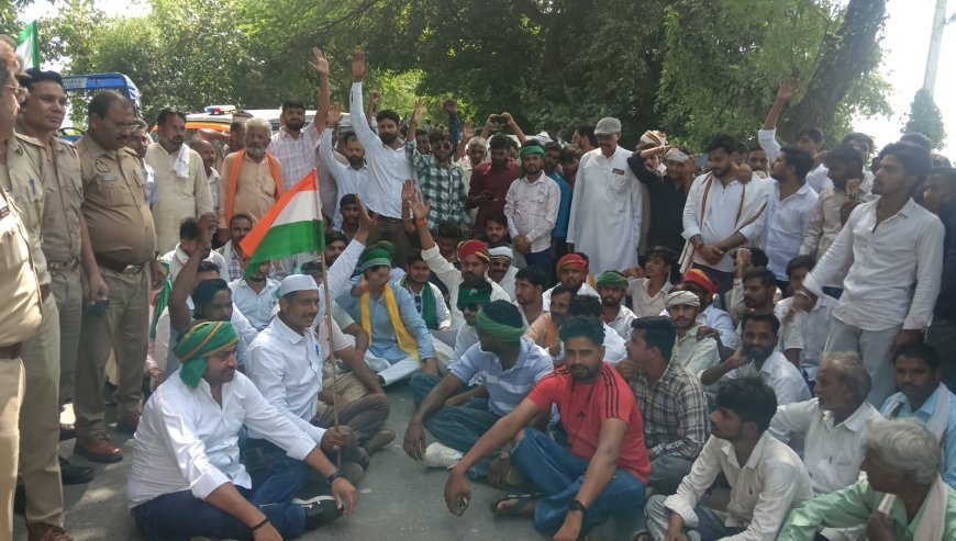 हाथरस: यूजीसी के नए नियमों पर भड़के किसान, काफिला रोकते ही सड़क पर धरने पर बैठे प्रदर्शनकारी