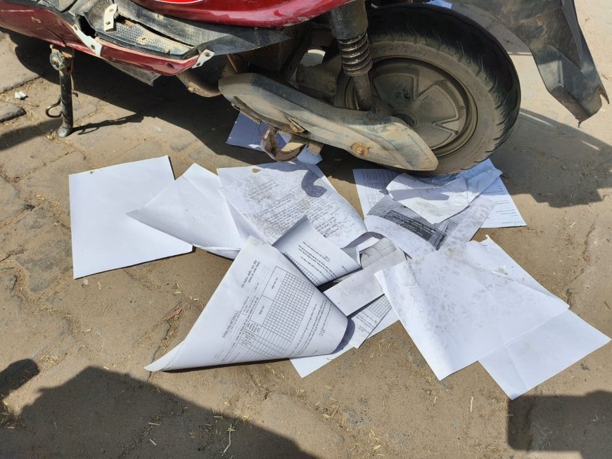 हाथरस: सड़क पर बिखरे नगर पालिका के सरकारी रिकॉर्ड, ट्रैक्टर-ट्रॉली से गिरती रहीं फाइलें और पासबुक