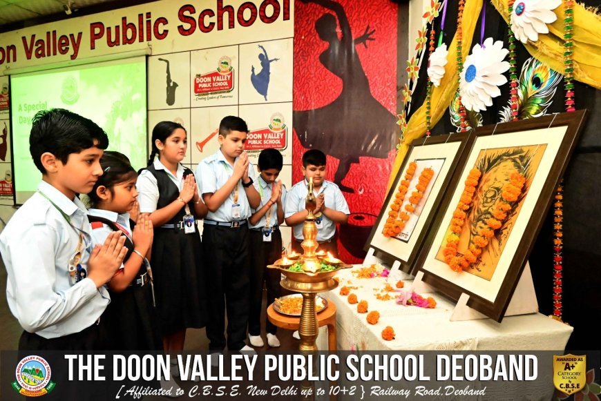 देवबंद: दून वैली पब्लिक स्कूल में गांधी और शास्त्री जयंती पर नन्हे बच्चों ने किया दांडी यात्रा का सजीव मंचन