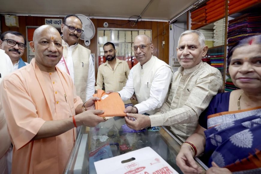 गांधी जयंती पर खादी आश्रम पहुंचे मुख्यमंत्री योगी: भगवा गमछा खरीदकर किया डिजिटल भुगतान, दिया स्वदेशी का संदेश