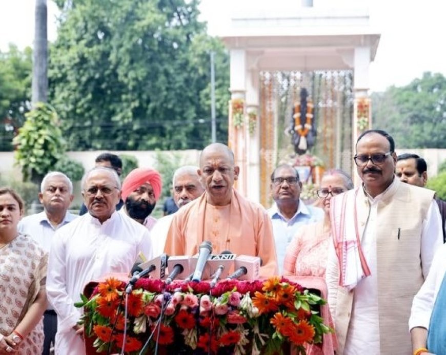 यूपी में खादी वस्त्रों पर 25 फीसदी छूट का ऐलान: मुख्यमंत्री योगी बोले- स्वावलंबन का मंत्र है खादी, बुनकरों को मिलेगा संबल