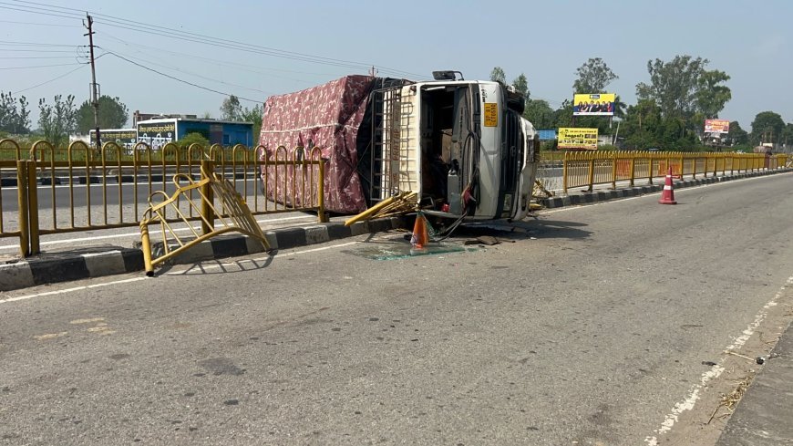 देवबंद में नवीन मंडी के पास डिवाइडर से टकराकर पलटा मालवाहक वाहन, चालक घायल