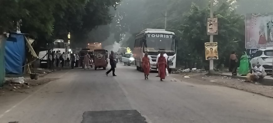 नैमिषारण्य में बेतरतीब पार्किंग बनी आफत, सड़कों पर भारी वाहनों के जमावड़े से श्रद्धालु और स्कूली बच्चे परेशान
