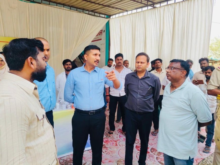 लखनऊ में गोमती के उफान पर प्रशासनिक एक्शन, नाव से बाढ़ प्रभावित बस्तियों में पहुंचे डीएम, राहत किट वितरण तेज