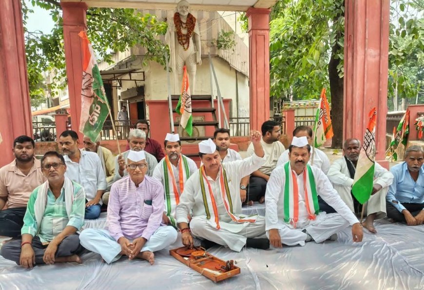 Hardoi News: हरदोई में कांग्रेस का चरखा सत्याग्रह, ‘वोट चोरी’ के विरोध में मुख्य चुनाव आयुक्त के इस्तीफे की मांग