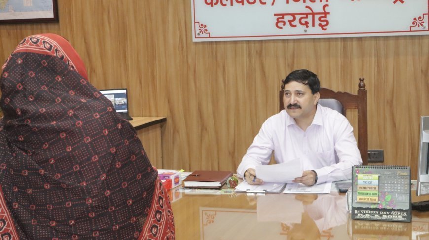 Hardoi News: हरदोई में डीएम राहुल पाण्डेय की जनसुनवाई, 42 फरियादियों ने रखीं अपनी समस्याएं